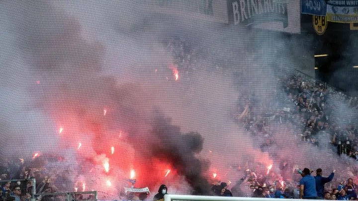 Beim Spiel in Dortmund brannten die Bochumer Fans Pyro ab. (Foto: Bernd Thissen/dpa/Archivbild)