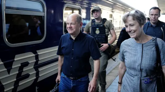 Olaf Scholz nach seiner Ankunft am Bahnhof in Kiew. Deutschlands Botschafterin in Kiew, Anka Feldhusen, nimmt ihn auf dem Bahnsteig in Empfang. (Foto: Kay Nietfeld/dpa)