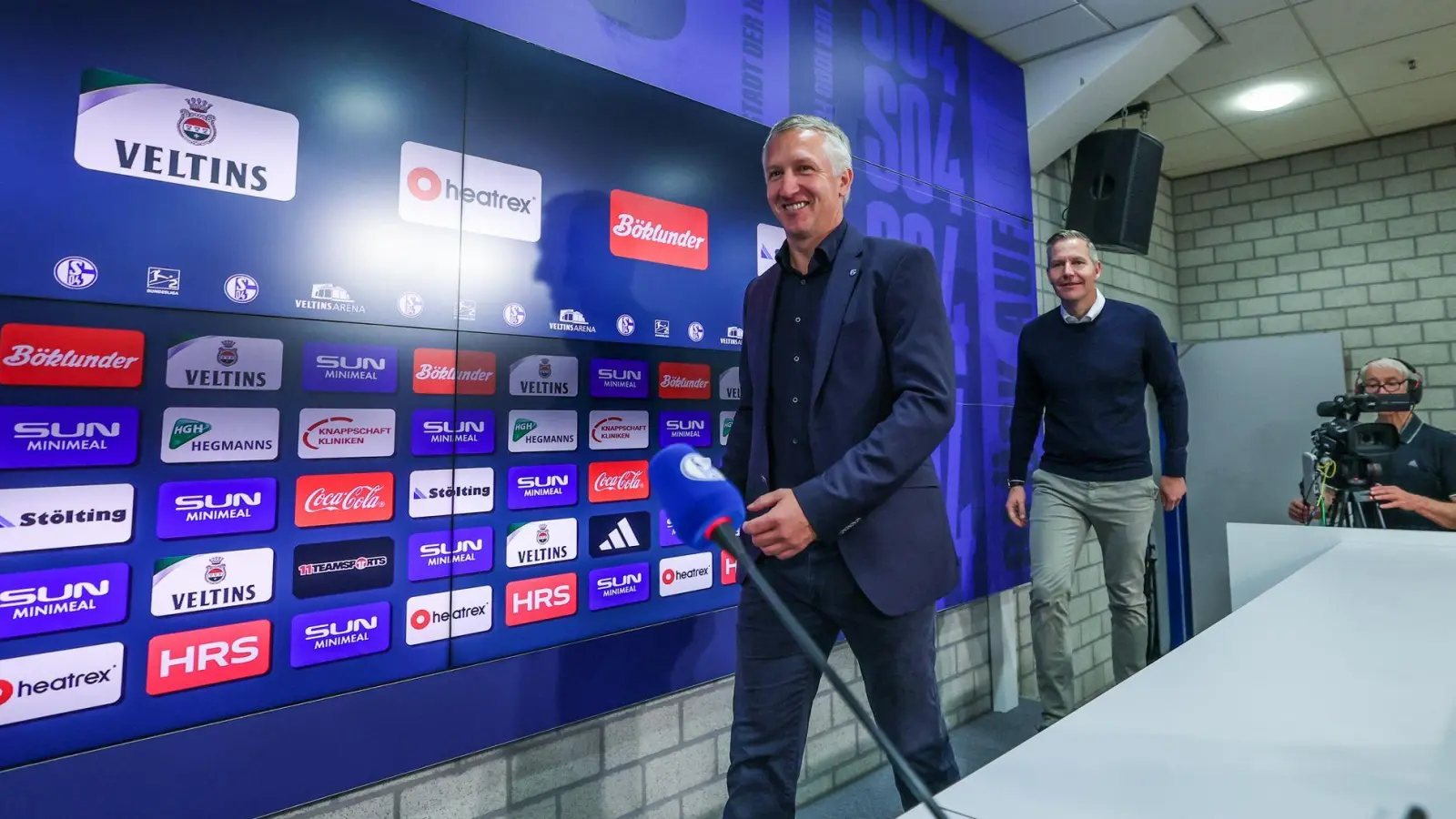 Frank Baumann hat offiziell auf Schalke angefangen. (Foto: Tim Rehbein/dpa)