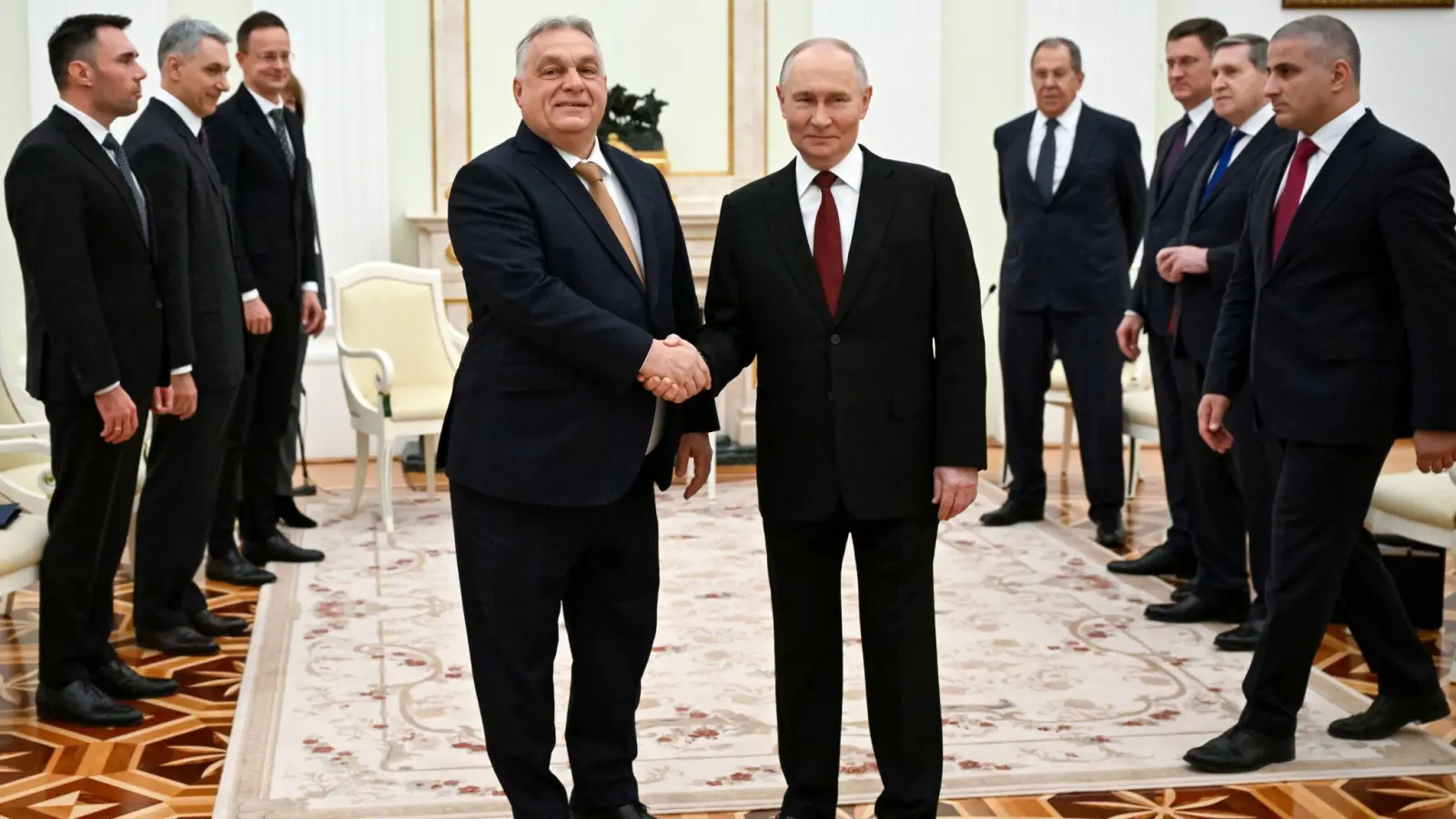 Kremlchef Wladimir Putin (r) und der ungarische Ministerpräsident Viktor Orban sprechen im Kreml auch über stabile und günstige Öl- und Gaslieferungen. (Foto: Alexander Nemenov/Pool AFP via AP/dpa)