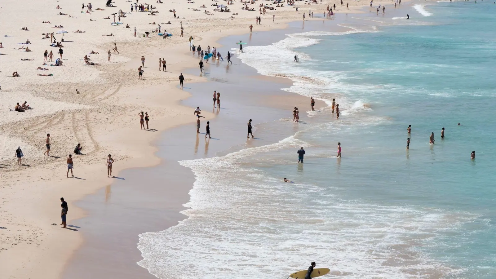 Menschen suchen Abkühlung am Bondi Beach in Sydney. (Foto: Rick Rycroft/AP)