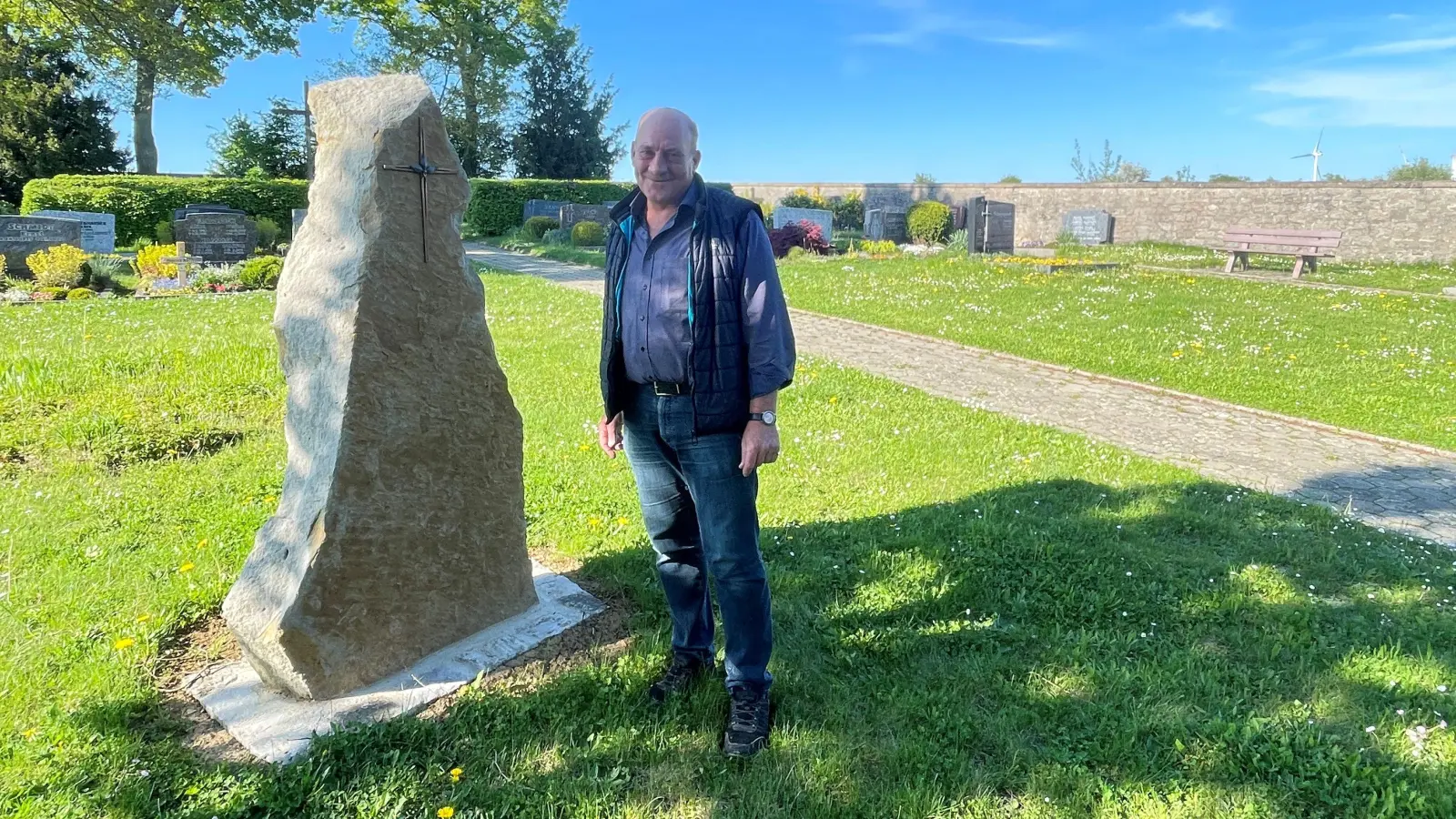 Auf dem Wallmersbacher Friedhof soll ein neues Urnenrasengrabfeld entstehen. Hierfür wurde ein Stein hergerichtet, der aus dem Dorf stammt und auf den Ortssprecher Thomas Gröschel sehr stolz ist. (Foto: Gerhard Krämer)