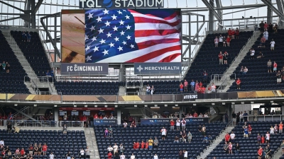 Im TQL Stadium melden sich Fans des FC Bayern zu Wort. (Foto: Sven Hoppe/dpa)