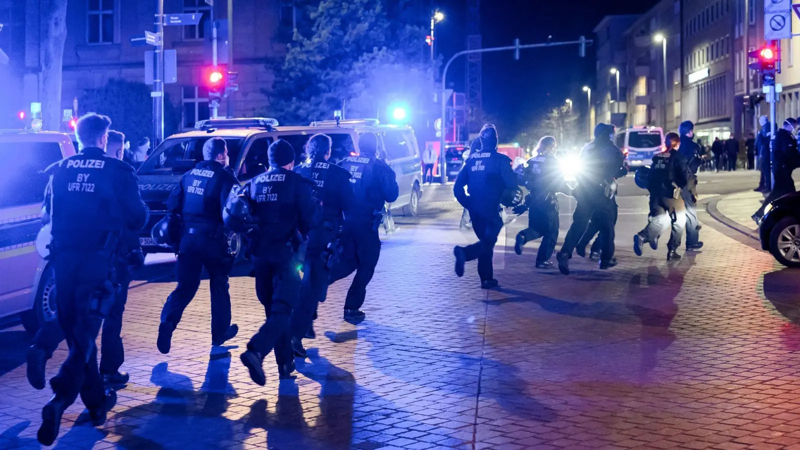 Bei Polizeieinsätzen geht es schnell mal hoch her – wie 2022 bei Protesten gegen Corona-Maßnahmen in Schweinfurt – Polizisten geraten dabei auch selbst in Gefahr. (Archivbild) (Foto: Daniel Vogl/dpa)