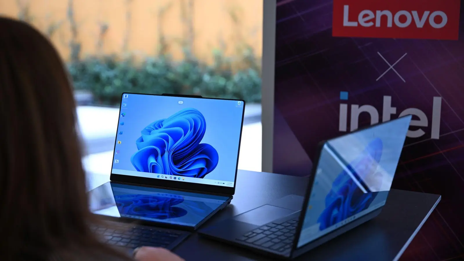 Zwei Lenovo-Laptops, die jeweils zwei Bildschirme haben: Rechts ist der zweite Bildschirm auf der Rückseite des ersten Bildschirms und links sind die beiden Bildschirme nebeneinander montiert - einer liegt vor der Tastatur und dahinter steht der zweite Bildschirm. (Foto: Wolf von Dewitz/dpa)