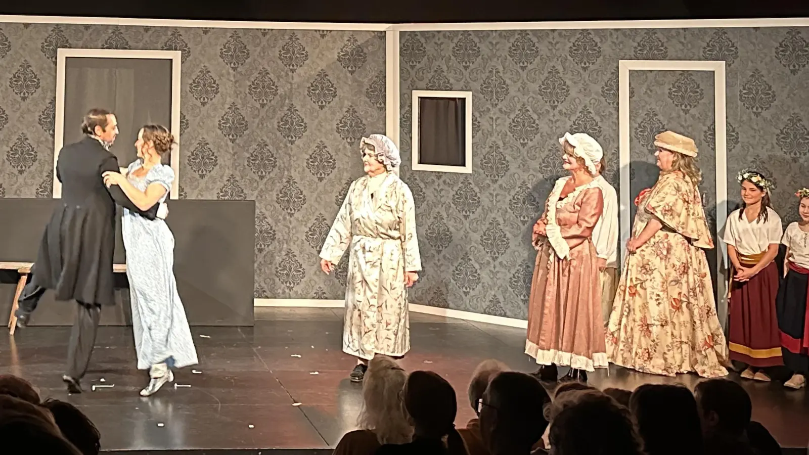 Tanzend ins Happy End: Karl Olmers (Nico Unger) und Sabine (Luisa Hammerich) freuen sich, dass sie ihre Verwandten (von links, Christa Becker-Hauf, Ruth Zinnecker-Hammerich und Petra Schabka) überzeugt haben. (Foto: Martina Haas)