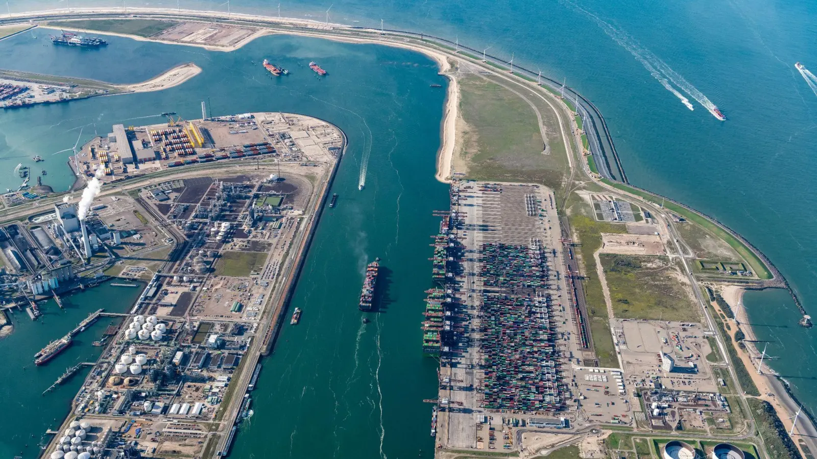 Übersicht über den Yangtzekanaal Euromax in den Niederlanden: Zum großen Teil soll Wasserstoff per Schiff im Rotterdamer Hafen ankommen. (Foto: Paul Martens/Martens Multimedia/dpa)