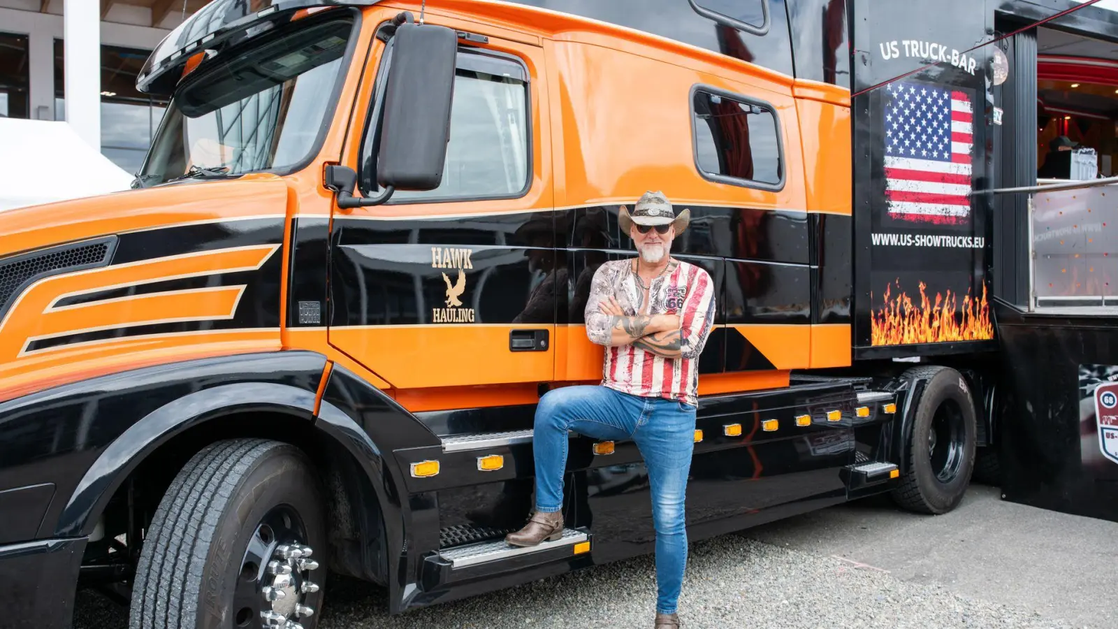 Dirk Trautmann verkörpert wohl so ziemlich genau das, was man sich unter Western-Style vorstellt. (Foto: Silas Stein/dpa)