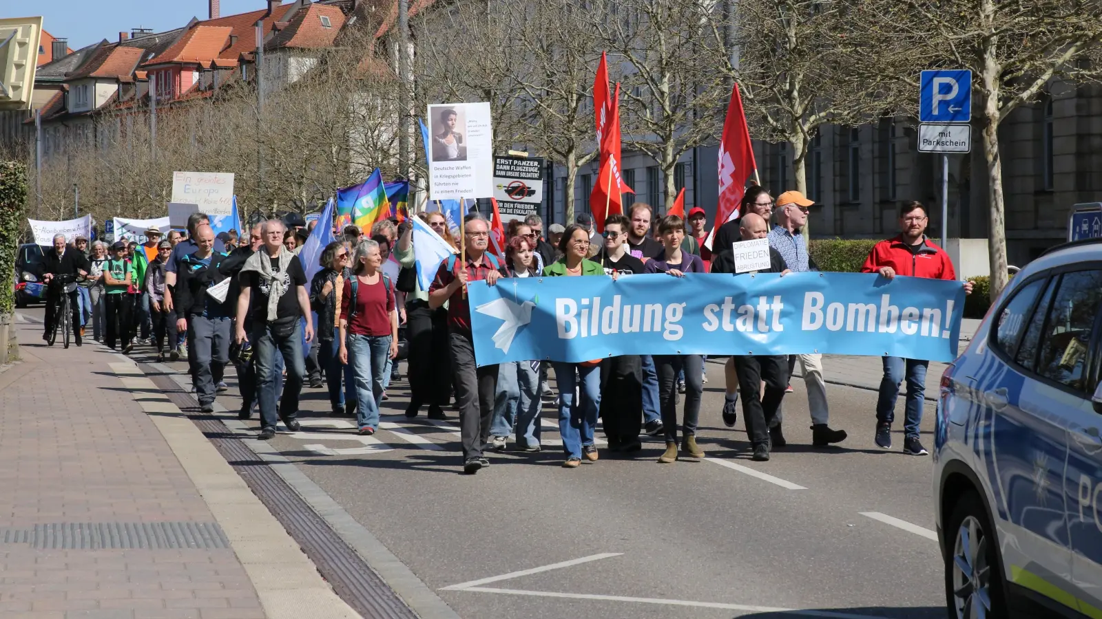 Der Ansbacher Ostermarsch 2025 am Karsamstag: Die Organisatoren sprachen von mehr als 200 Teilnehmern, die Polizei schätzt die Zahl auf 150. (Foto: Alexander Biernoth)