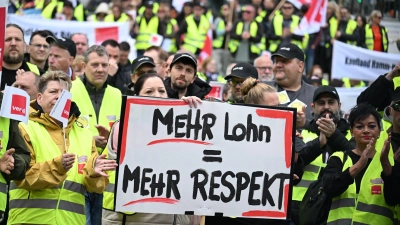 An einer Kundgebung in Dortmund nahmen mehrere Hundert Menschen teil. (Foto: Federico Gambarini/dpa)