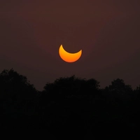 Eine partielle Sonnenfinsternis vor Sonnenuntergang in Pakistan. (Archivbild) (Foto: K.M. Chaudary/AP/dpa)