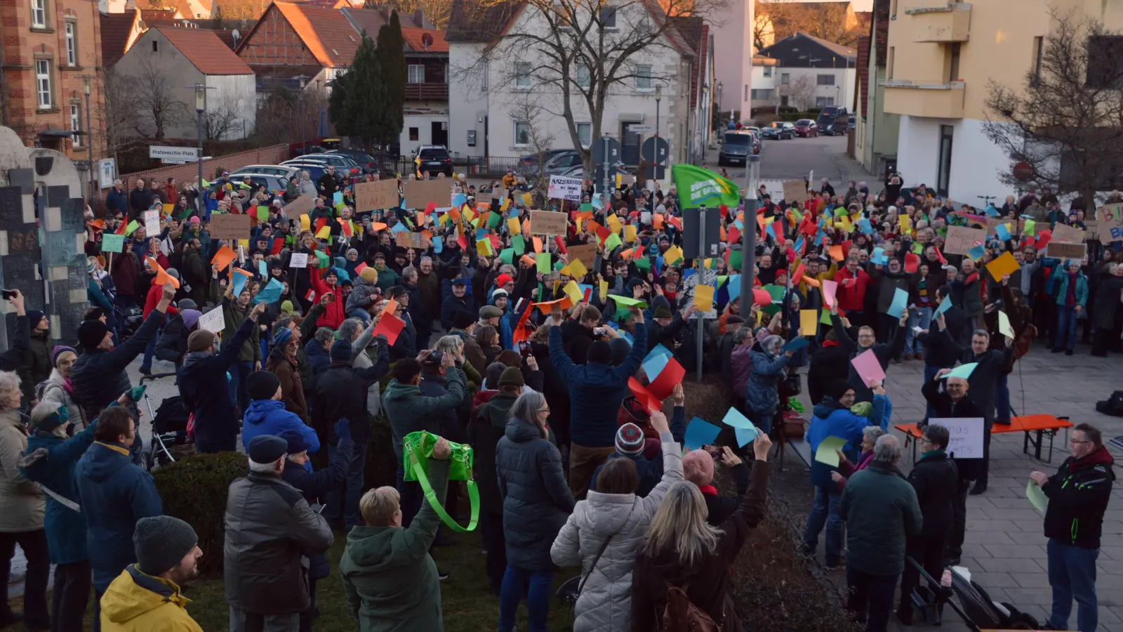 „Uffenheim ist bunt, daran besteht kein Zweifel“, ruft Corinna Gräßel von der Allianz gegen Rechtsextremismus. Die rund 500 Demonstranten schwenken als Bestätigung bunte Papiere durch die Luft. (Foto: Johannes Zimmermann)