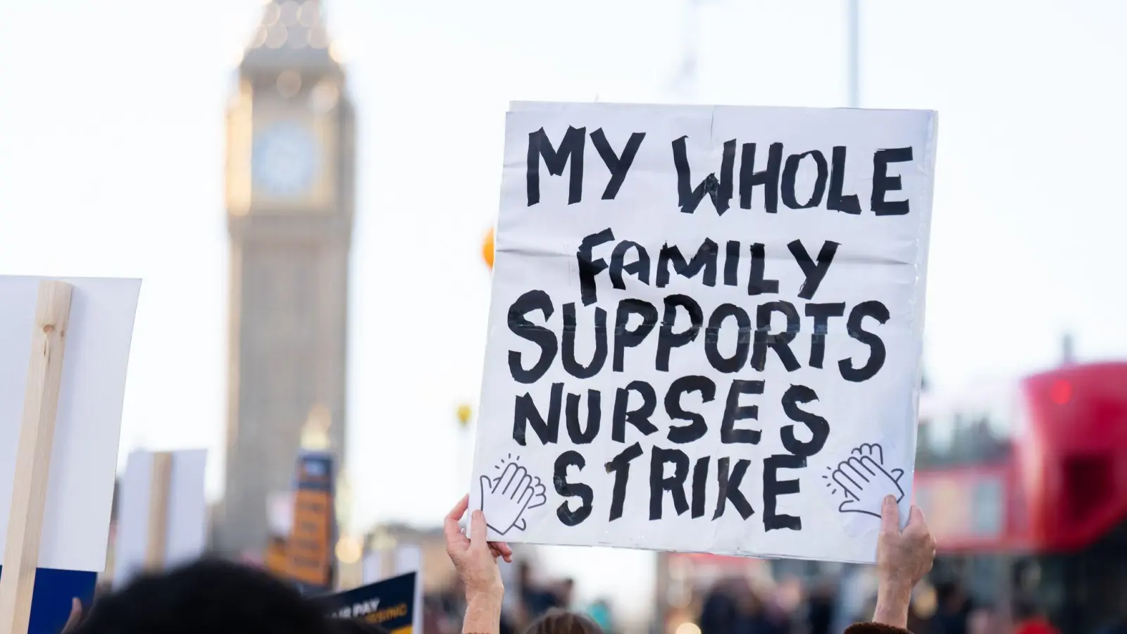 Mitglieder des Royal College of Nursing streiken vor dem Krankenhaus St. Thomas in London. (Foto: James Manning/PA Wire/dpa)