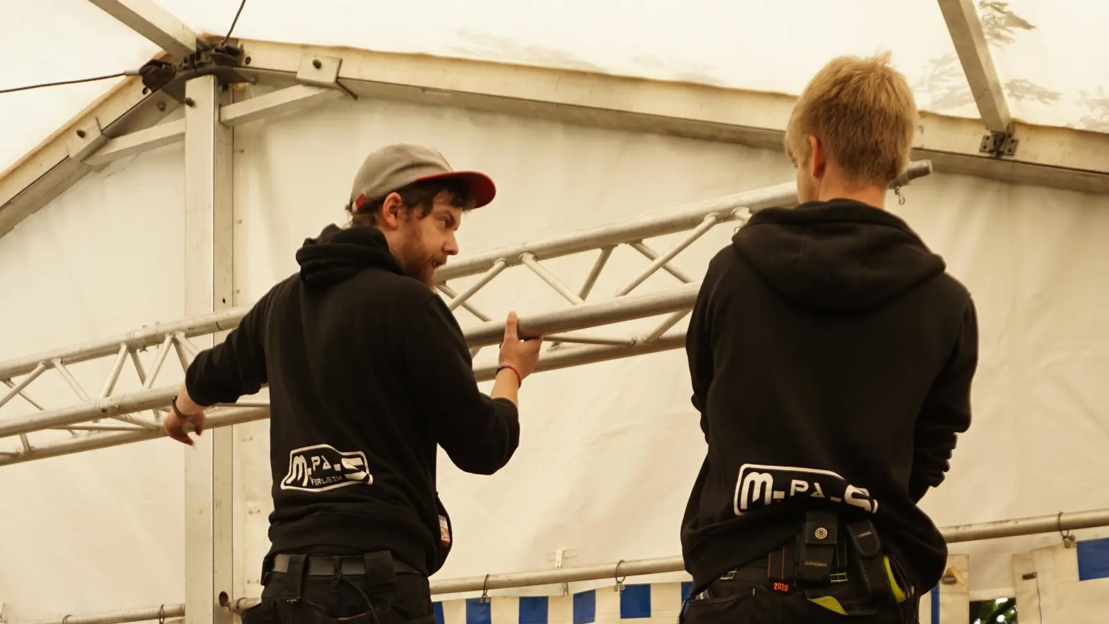 Die Traverse muss gut befestigt sein, damit alle Lichter fest halten. (Foto: Linda Maatz)