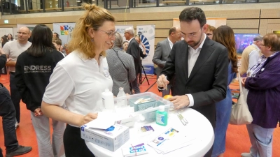 Von Pflegedienstleiterin Simone Rost-Leidenberger lernt OB Christoph Rösch, wie eine Spritze verabreicht wird. (Foto: Karl-Heinz Gisbertz)