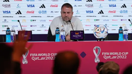 Bundestrainer Hansi Flick sitzt während der Pressekonferenz zum Spiel gegen Spanien allein vor Journalisten. (Foto: Christian Charisius/dpa)