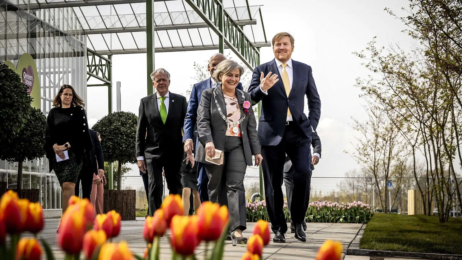 Willem-Alexander (r), König der Niederlande, bei der Eröffnung der Werltgartenbauausstellung Floriade Expo 2022 im April. (Foto: Remko De Waal/ANP/dpa)