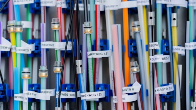 Die Telekom möchte, dass mehr Kunden den vorhandenen Glasfaseranschluss auch tatsächlich buchen. (Symbolbild) (Foto: Rolf Vennenbernd/dpa)