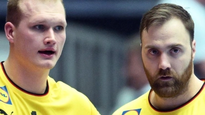 Andreas Wolff (r) hat die Torwart-Diskussion nach dem EM-Hauptrundenspiel gegen Dänemark kritisiert. (Foto: Sina Schuldt/dpa)