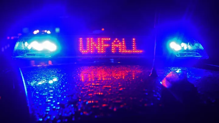 Polizei Blaulicht bei Unfallaufnahme. (Foto: Stefan Puchner/dpa/Symbolbild)