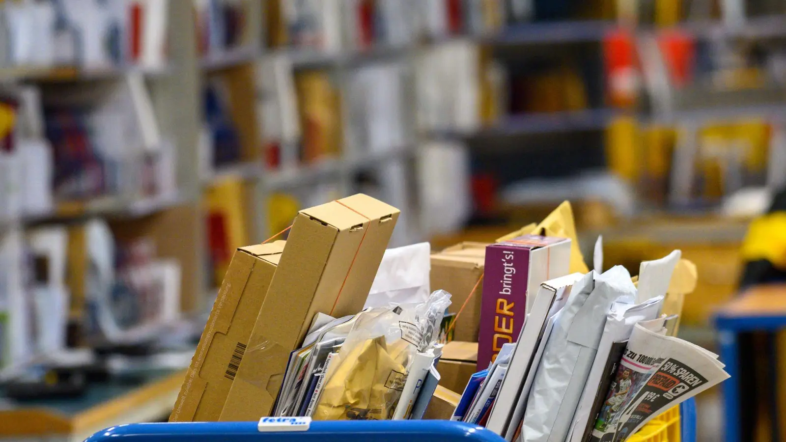 Probleme bei der Paketzustellung? Keine Postfiliale in der Nähe? Der Mängelmelder Post der Bundesnetzagentur nimmt ab sofort Beschwerden entgegen. (Symbolbild) (Foto: Klaus-Dietmar Gabbert/dpa)