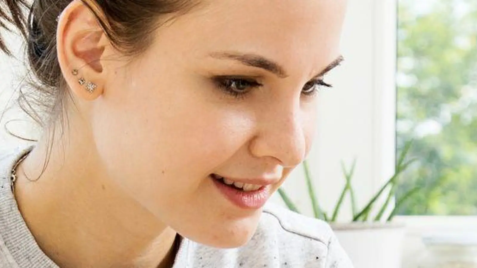 Viele junge Menschen ziehen zum Ausbildungs- oder Studienstart in die erste eigene Wohnung und benötigen dafür behördliche Dokumente oder Nachweise. Unseriöse Anbieter nutzen das aus. (Foto: Christin Klose/dpa-tmn)