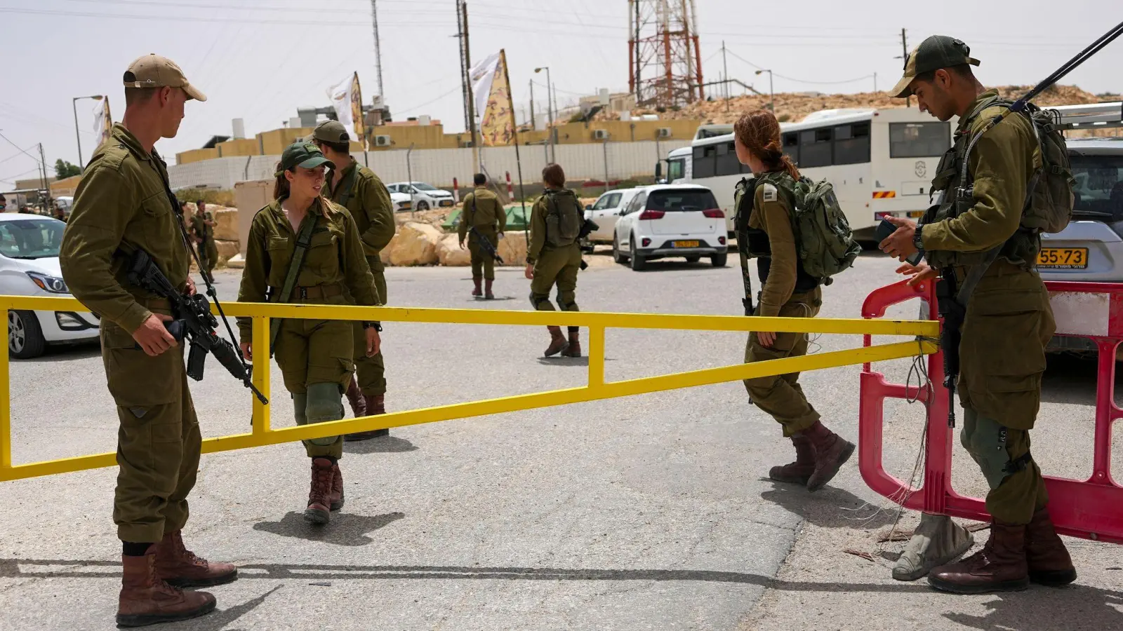 Israelische Soldaten sichern nach einem tödlichen Angriff an der Grenze zu Ägypten ein Tor, das zu einem Militärstützpunkt führt. (Foto: Tsafrir Abayov/AP/dpa)