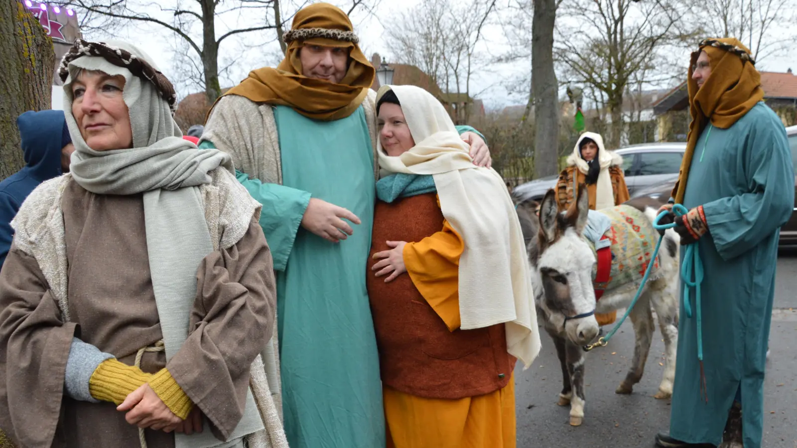 Im letzten Jahr besuchten Maria und Josef den Scheinfelder Weihnachtsmarkt. (Foto: Martina Hinkelmann)