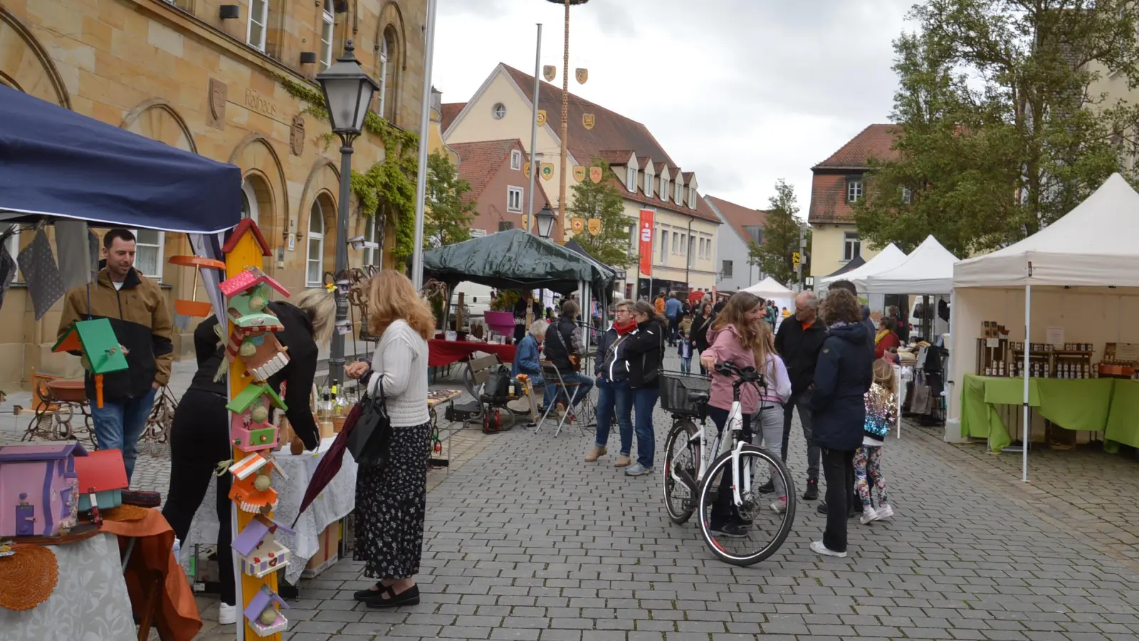 Bei der zwölften Auflage des Kunsthandwerkermarkts in Wassertrüdingen wird von 10 Uhr bis 17 Uhr an rund 70 Ständen ein bunter Mix an Produkten angeboten. (Foto: Peter Tippl)