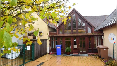 Die Krippengruppe des Kindergarten Heckenackers wird zum Ende des Kindergartenjahres geschlossen. Diese war bisher in dem links neben dem Hauptgebäude aufgestellten Container untergebracht. Das war allerdings nur eine Übergangslösung. (Foto: Irmeli Pohl)