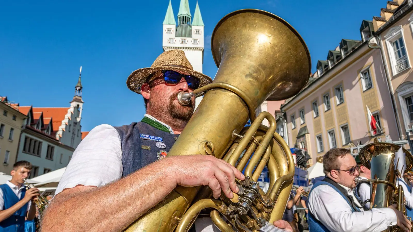 Die Polizei musste am turbulenten ersten Gäubodenvolksfest-Wochenende mehrfach ausrücken. (Foto: Armin Weigel/dpa)