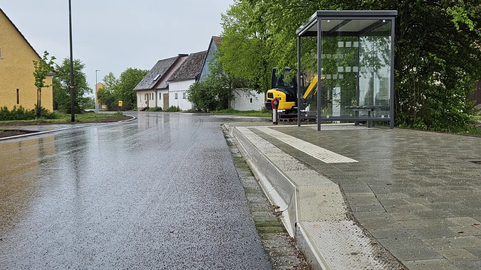 Bequemes Ein- und Aussteigen ermöglicht der hohe Bordstein Busfahrgästen. Die neue Haltestelle entstand beim Ausbau der Ortsdurchfahrt von Eckartsweiler. (Foto: Wolfgang Grebenhof)
