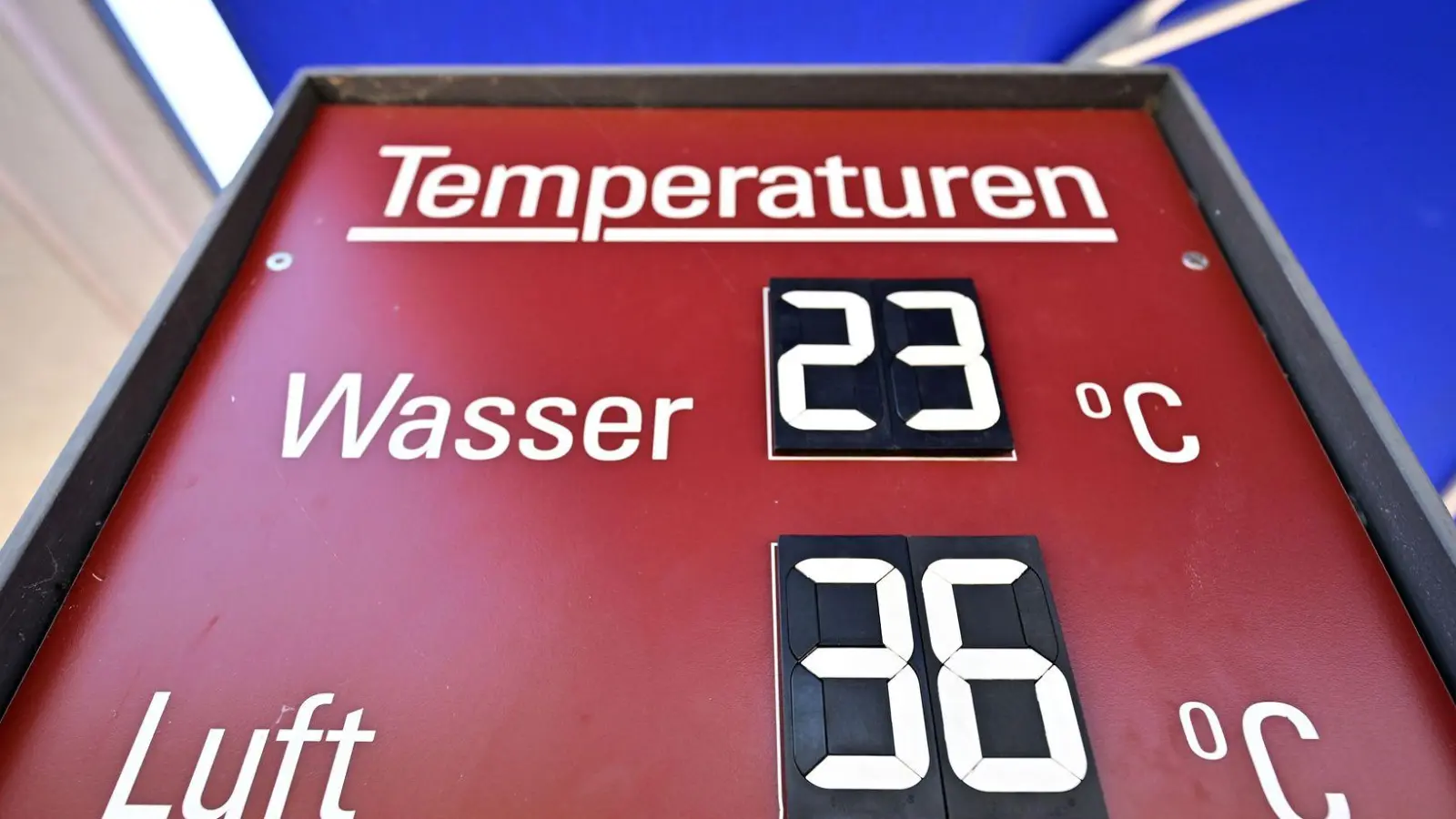 Mediziner mahne  Maßnahmen zum Hitzechutz an. (Symboldbild)  (Foto: Martin Schutt/dpa)