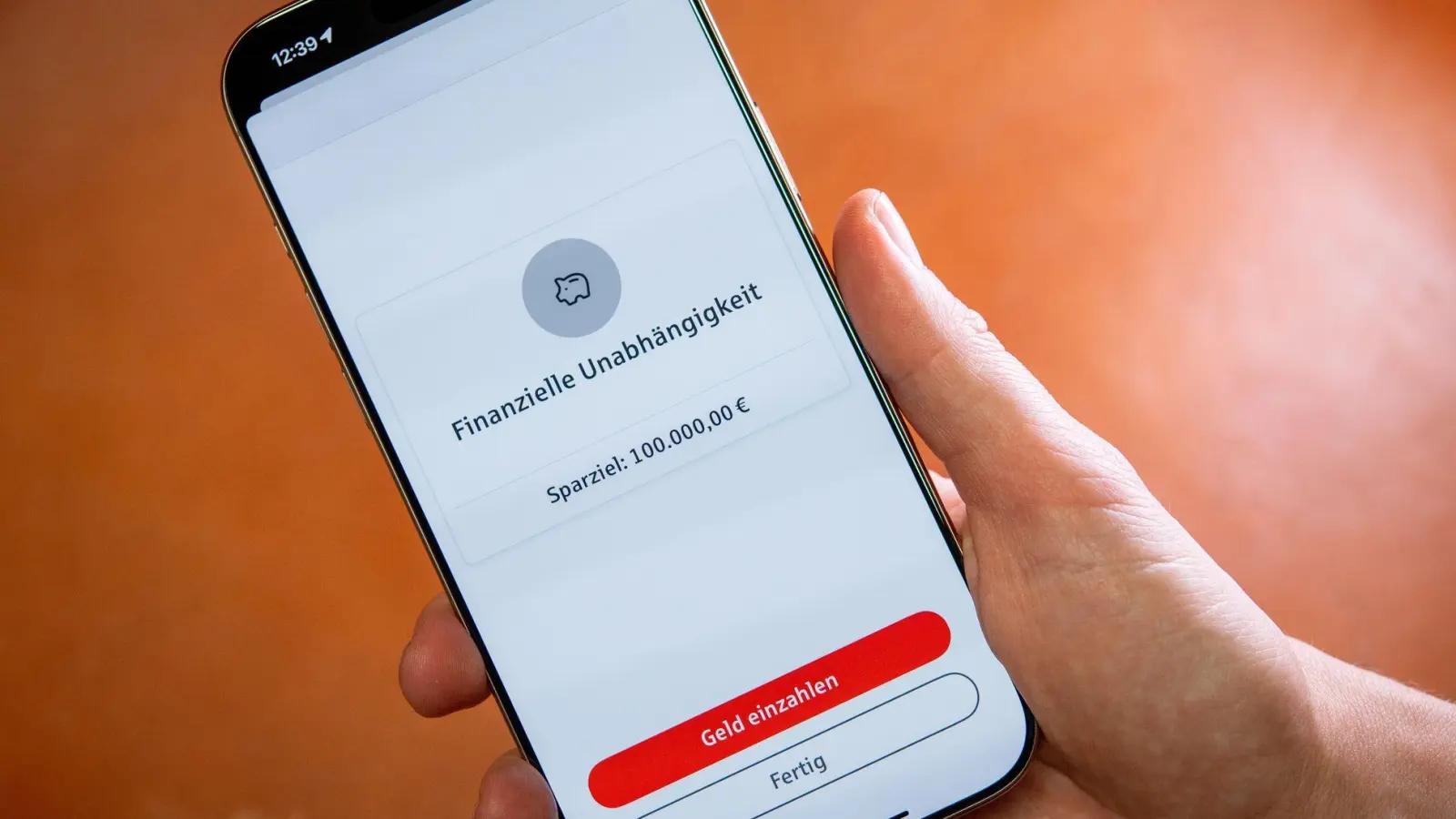 100.000 Euro: Als Sparziel ein guter Anfang. Um sich damit dauerhaft zur Ruhe zu setzen, genügt der Betrag in der Regel aber nicht. (Foto: Nico Tapia/dpa-tmn)