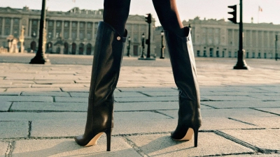 Kniehohe, klassisch geschnittene Modelle wie von Jimmy Choo sind diesen Herbst/Winter besonders im Trend (ca. 1.395 Euro). (Foto: Jimmy Choo/dpa-tmn)