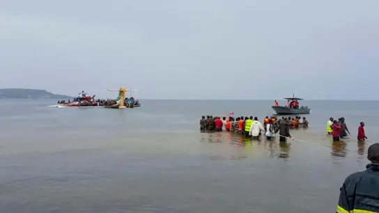 Rettungskräfte in Booten arbeiten nach dem Absturz eines Flugzeugs am Unglücksort. (Foto: Uncredited/AYO TV/AP/dpa)