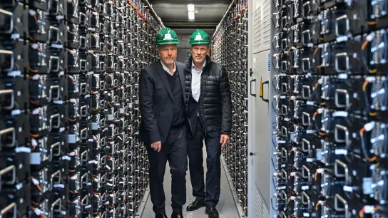 Bundeswirtschaftsminister Robert Habeck (l) und Leag-Chef Thorsten Kramer besuchen bei einem Rundgang über das Gelände des Braunkohlekraftwerks Schwarze Pumpe einen Batteriespeicher. (Foto: Patrick Pleul/dpa)