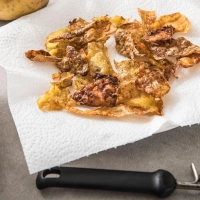 Chips aus Kartoffelschalen schmecken sehr lecker. Doch im Labor zeigen sich sehr hohe Acrylamidwerte. (Foto: Christin Klose/dpa-tmn)