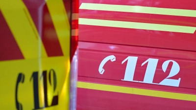 Das Auto eines 85-Jährigen brannte in einem Waldstück bei Lutzingen vollständig aus. (Symbolbild) (Foto: Malin Wunderlich/dpa)