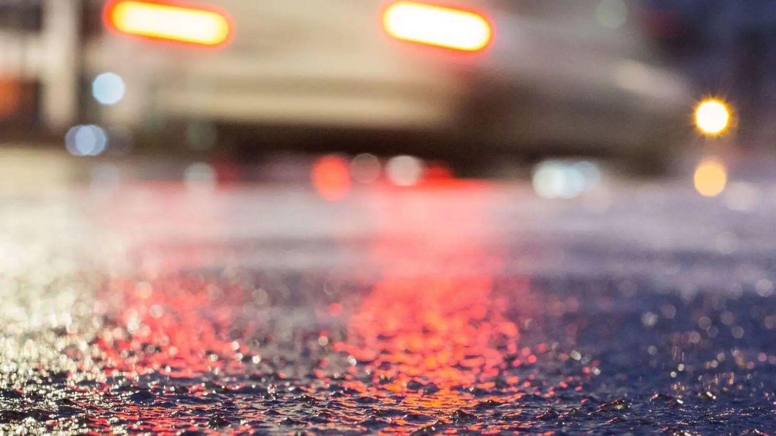 Wenn die Fahrbahn zur Rutschbahn wird: Durch überfrierende Nässe oder gefrierenden Regen kann blitzartig Glatteis auftreten. (Foto: Frank Rumpenhorst/dpa/dpa-tmn)