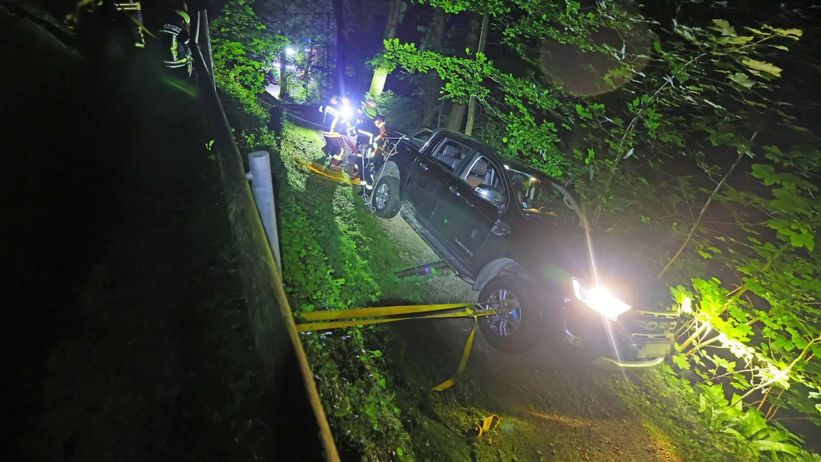 Eine Gruppe junger Leute wollte mit dem Auto einen steilen Wanderweg im Berchtesgadener Land hinauffahren und blieb stecken. (Foto: Markus Leitner/DRK Bayern/dpa)