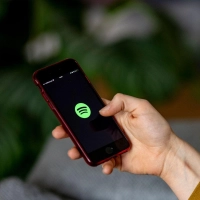 Wie melden Sie sich bei Spotify an? - Ein kurzer Check vor dem 1. September lohnt sich. (Foto: Fabian Sommer/dpa/dpa-tmn)