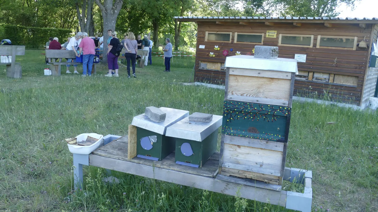 Der Lehrbienenstand des Imkervereins Bad Windsheim hat einen neuen Standort im Kurpark, der nun feierlich eingeweiht wurde. (Foto: Helmut Meixner)