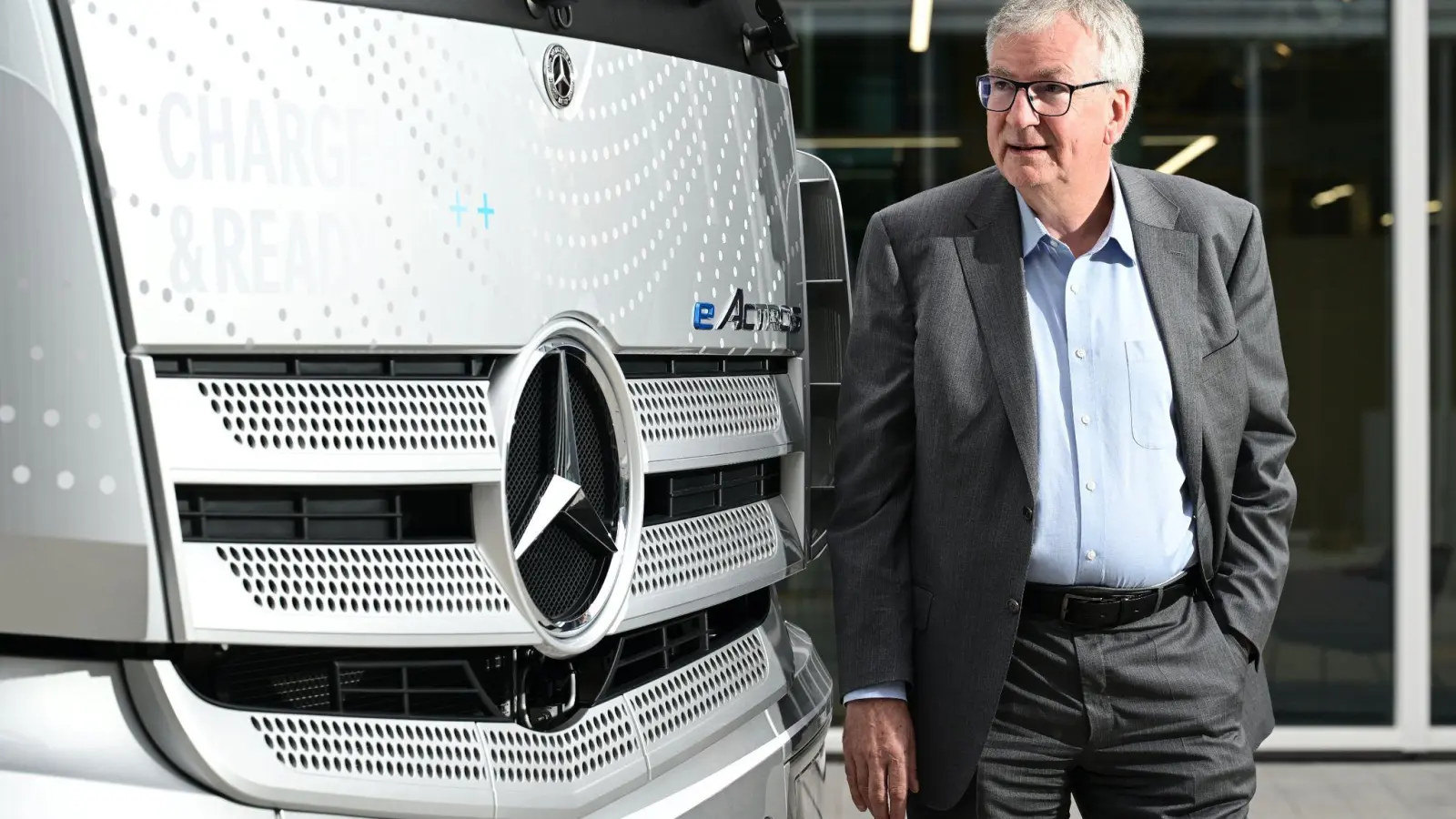 Martin Daum, der Vorstandsvorsitzende des Nutzfahrzeugherstellers Daimler Truck, vor einem eActros Lastwagen. (Foto: Bernd Weißbrod/dpa)
