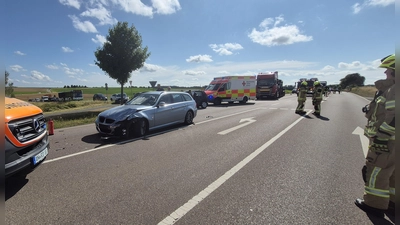 Auf der Bundesstraße B14, zwischen Obereichenbach und Katterbach, kam es am Montagnachmittag zu einem Unfall.  (Foto: NEWS5 / Markus Zahn)