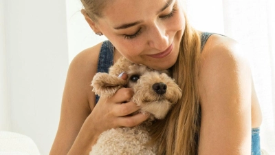 Füttern, Kraulen, Umarmen: Bestimmte Beschäftigungen mit einem Hund beeinflussen die Stimmungslage positiv (Foto: Christin Klose/dpa-tmn/dpa)