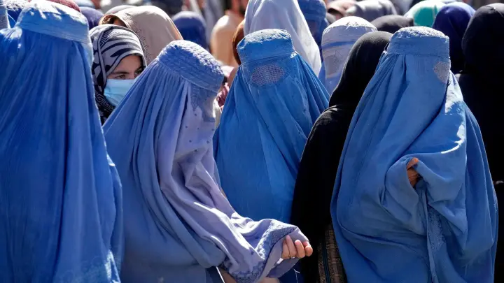 Die Taliban stehen international wegen einer massiven Beschneidung von Frauenrechten in der Kritik. (Foto: Ebrahim Noroozi/AP/dpa)