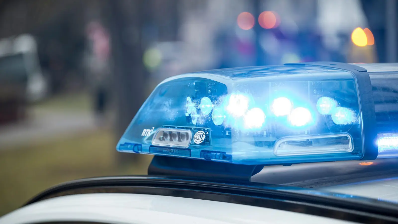 Zeugen fanden den blutenden jungen Mann und riefen die Einsatzkräfte. (Symbolbild) (Foto: Daniel Vogl/dpa)