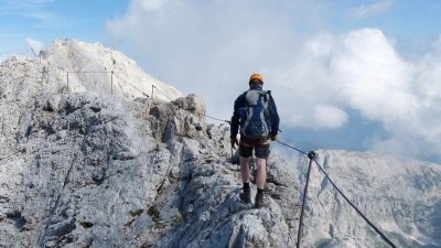 Klettersteig in den Julischen Alpen: Wer vor Ort nicht die Zeit dafür hat, kann seinen Körper vor der Reise auch daheim an die dünnere Luft in den Bergen gewöhnen. (Foto: Florian Sanktjohanser/dpa-tmn/dpa)