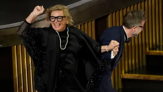 Ernestine Hipper (l) und Christian M. Goldbeck nehmen bei der Oscar-Verleihung im Dolby Theatre in Los Angeles den Preis für das beste Produktionsdesign für „Im Westen nichts Neues“ entgegen. (Foto: Chris Pizzello/Invision/AP)